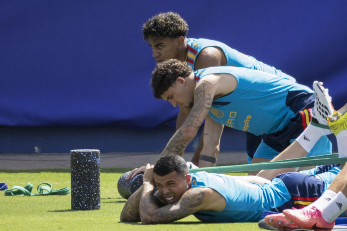 El defensa de la selección española de fútbol Pedro Porro atiende a los medios este lunes en Dallas, en la víspera del partido de semifinales del Mundial 2026 que les enfrenta a Francia. EFE/ Lavandeira Jr
