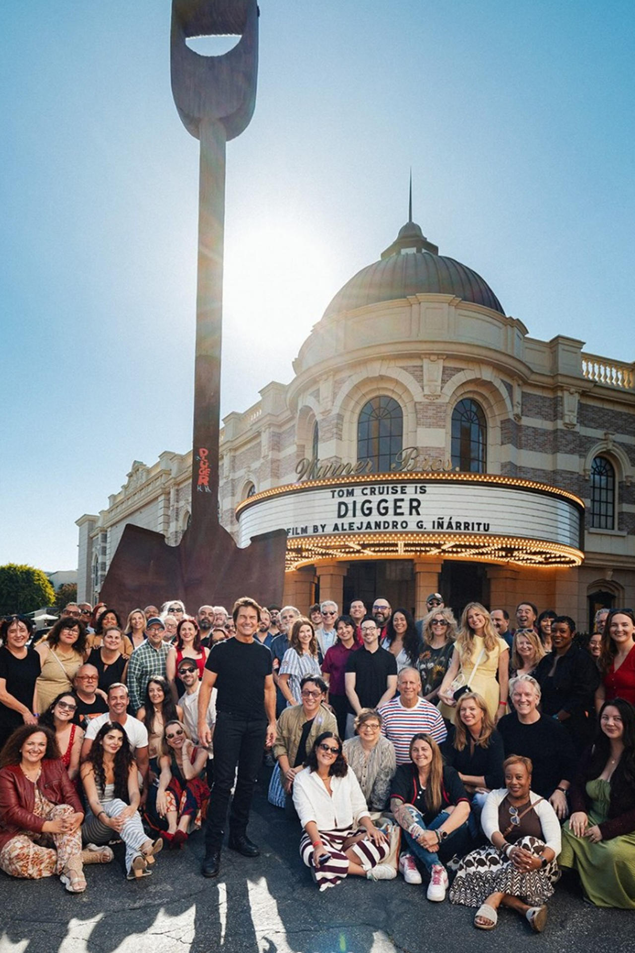 Fotografía tomada de la cuenta oficial en instagram @tomcruise del actor Tom Cruise (c-i) posando en los estudios de Warner Bros. EFE/ @tomcruise /SOLO USO EDITORIAL/ NO VENTAS/ SOLO DISPONIBLE PARA ILUSTRAR LA NOTICIA QUE ACOMPAÑA (CRÉDITO OBLIGATORIO)