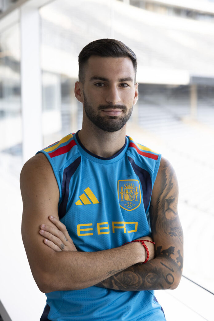 El jugador de la selección española, Álex Baena, en una entrevista con EFE . EFE/Lavandeira
