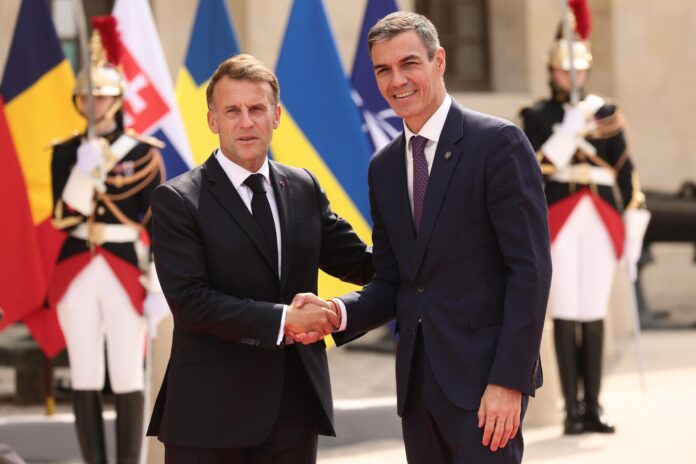 El presidente francés Emmanuel Macron (i) saluda al presidente del Gobierno español, Pedro Sánchez (d),  antes del inicio de la cumbre de la Coalición de los Voluntarios este lunes en París, Francia. EFE/EPA/TERESA SUAREZ / POOL
