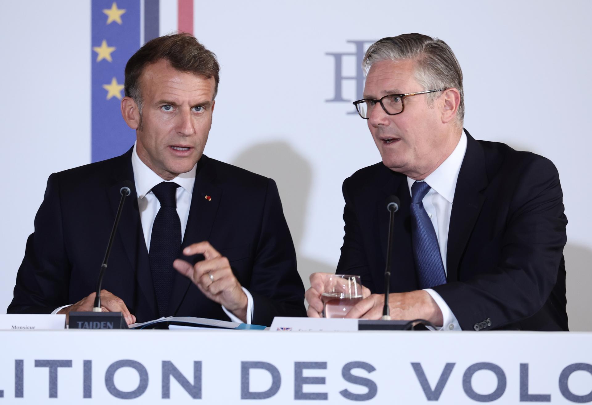 El presidente francés, Emmanuel Macron (i), y el primer ministro británico, Keir Starmer, durante la cumbre de la Coalición d Voluntarios este lunes en París, Francia. EFE/EPA/TERESA SUAREZ / POOL
