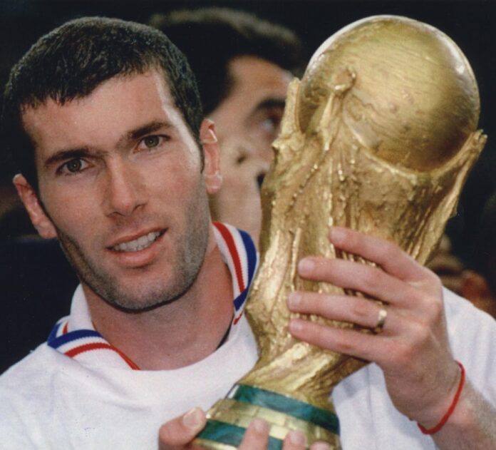 El capitán de la selección francesa de fútbol, Zinedine Zidane, levanta el trofeo de la Copa del Mundo 1998 tras vencer en la final a Brasil por 2-0. en foto de archivo de Achim Scheidemann- EPA/EFE
