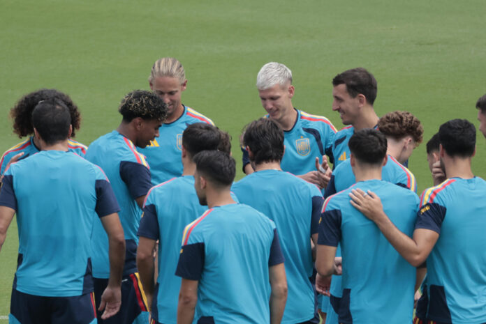 Los jugadores de la selección española durante el entrenamiento de este lunes en el Estadio Cotton Bowl en Dallas, en la víspera de la semifinal del Mundial de Fútbol ante Francia. EFE/Lavandeira jr
