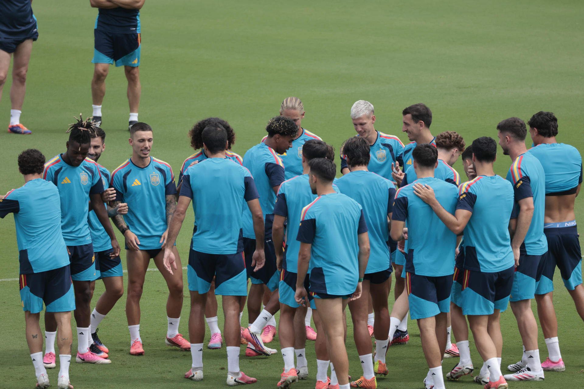Los jugadores de la selección española durante el entrenamiento de este lunes en el Estadio Cotton Bowl en Dallas, en la víspera de la semifinal del Mundial de Fútbol ante Francia. EFE/Lavandeira jr