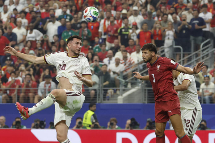 Laporte despeja un balón durante el Mundal 2026. EFE/ Mariscal
