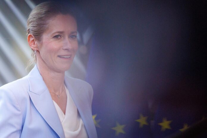 La alta representante de la UE para Asuntos Exteriores, Kaja Kallas, habla a los medios este lunes en Bruselas, Bélgica. EFE/EPA/OLIVIER MATTHYS
