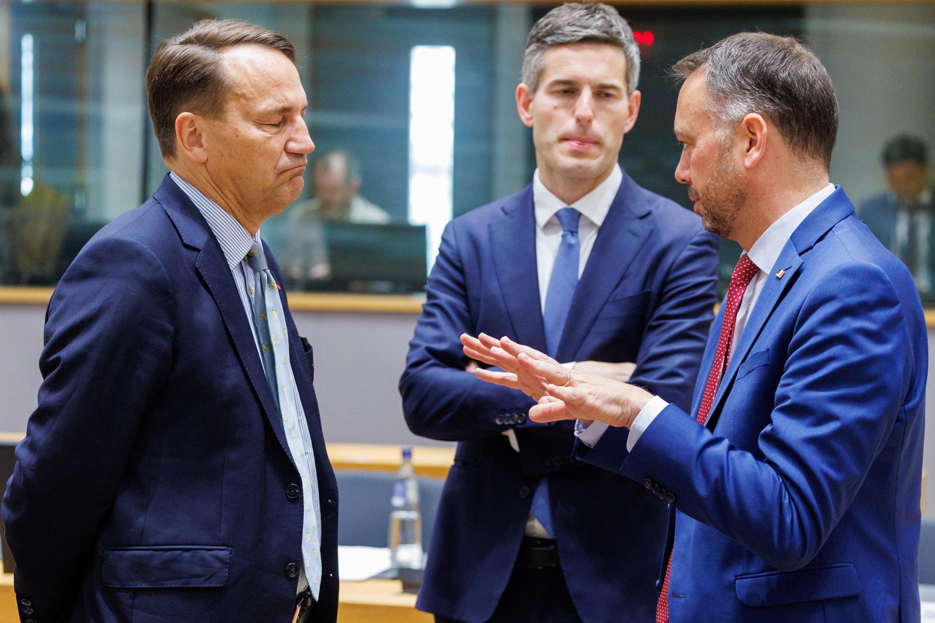 (De izquierda a derecha) El ministro de Asuntos Exteriores de Polonia, Radoslaw Sikorski; el ministro de Asuntos Exteriores de los Países Bajos, Tom Berendsen, y el ministro de Asuntos Exteriores de Bélgica, Maxime Prevot, este lunes en Bruselas, Bélgica. EFE/EPA/OLIVIER MATTHYS