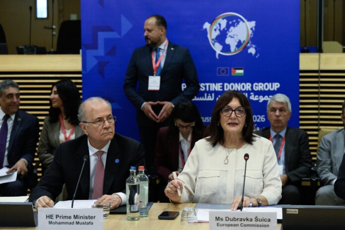 El primer ministro de la Autoridad Palestina, Mohammad Mustafa (i), y la comisaria europea para el Mediterráneo, Dubravka Suica, asisten a la segunda reunión del Grupo de Donantes para Palestina este lunes en Bruselas, Bélgica.  EFE/EPA/JOHN THYS / POOL
