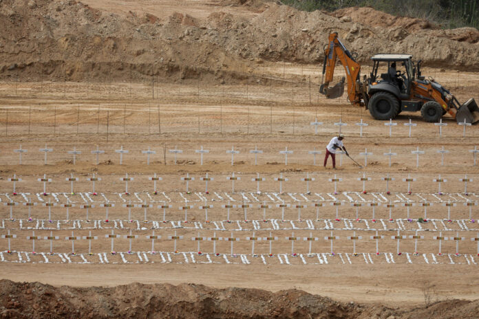 Personas trabajan en el cementerio municipal La Esperanza tras el doble terremoto del 24 de junio en Venezuela, en Parroquia Carayaca, en La Guaira (Venezuela). EFE/ Miguel Gutiérrez
