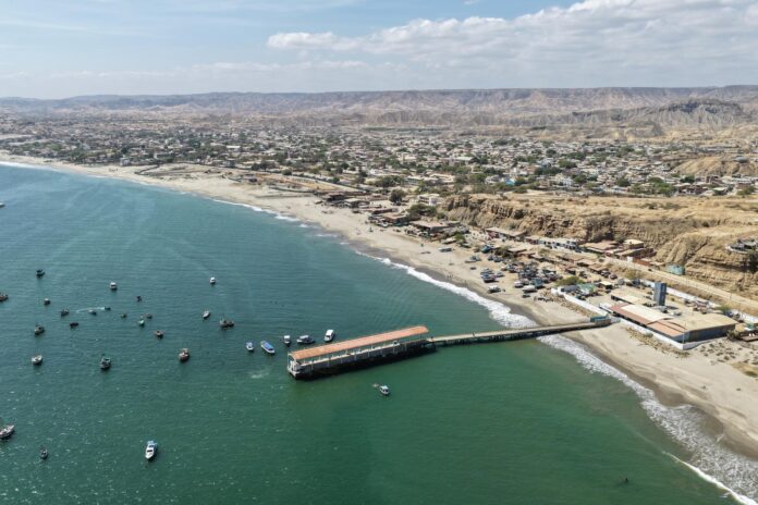 Fotografía aérea cedida por el Ministerio de Comercio Exterior y Turismo de Perú que muestra la ciudad de Los Órganos, en Piura (Perú), en el inicio de la temporada de ballenas. EFE/ Ministerio de Comercio Exterior y Turismo de Perú
