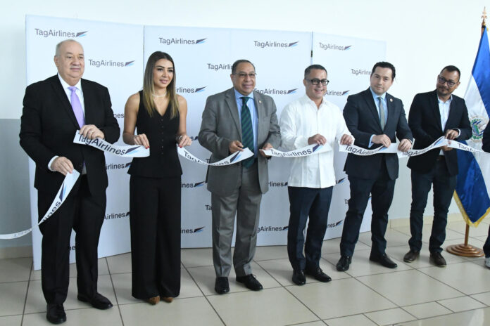 Corte de cinta durante la inauguración de la nueva ruta aérea entre Ciudad de Guatemala y El Salvador, en Ciudad de Guatemala (Guatemala). EFE/ Alex Cruz
