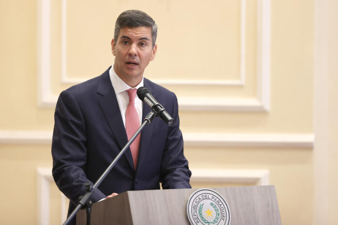 El presidente de Paraguay, Santiago Peña, habla durante la presentación de la 'Alerta MAFE', un sistema de búsqueda y localización de personas desaparecidas a través de las plataformas de la tecnológica Meta, este lunes en Asunción (Paraguay). EFE/ Juan Pablo Pino
