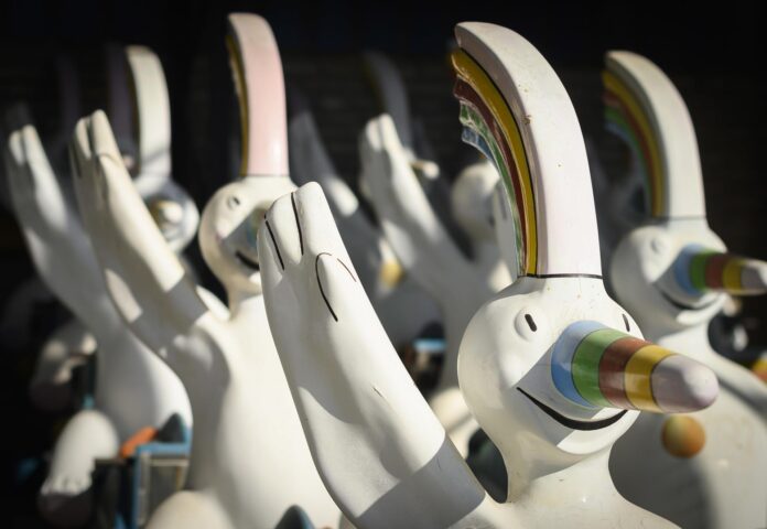 Imagen de archivo de varias figuras de Curro, la mascota de la Exposición Universal, Expo 92. EFE/ Raúl Caro.
