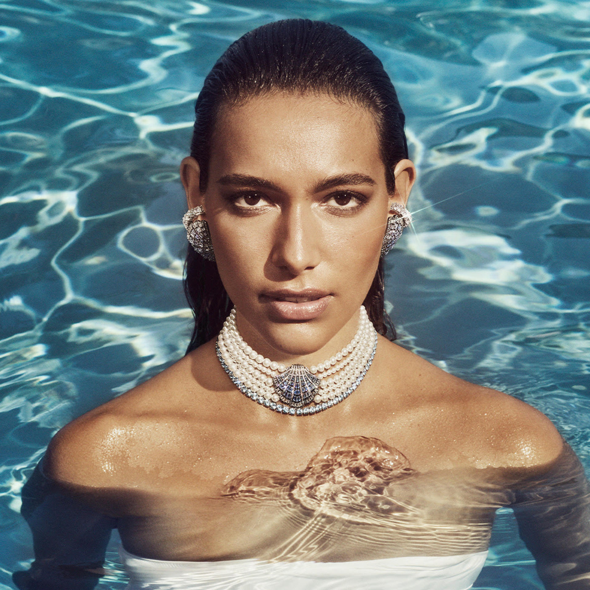 Corales, estrellas de mar, conchas y caracolas, los accesorios de inspiración marina que más nos recuerdan a la infancia, se cuelan en el diseño de accesorios. Imagen cedida por Swarovski. SOLO USO EDITORIAL