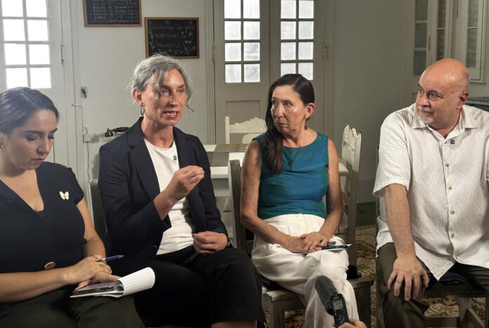 Fotografía del 12 de julio de 2026 que muestra de izquierda a derecha a los congresistas demócratas estadounidenses, Delia Catalina Ramírez, Maxine Dexter, Teresa Leger Fernández y Mark Pocan durante un encuentro con periodistas en La Habana (Cuba). Cuatro integrantes demócratas de la Cámara de Representantes de Estados Unidos instaron este lunes a “reorientar las relaciones” entre ese país y Cuba “hacia un camino de compromiso, diplomacia y respeto mutuo”, tras realizar una visita de tres días a La Habana y en medio de nuevas sanciones esta jornada de Washington a empresas de la isla. EFE/ Claudia Dupeiron
