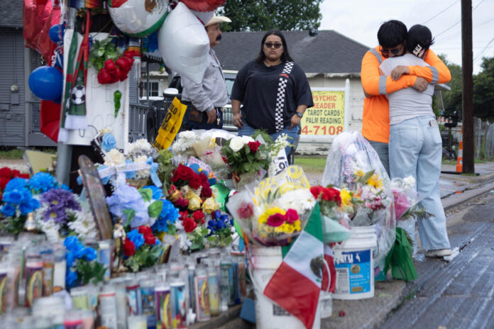 Familiares del migrante mexicano Lorenzo Salgado lloran frente al altar en su honor en el sitio donde fue asesinado en Houston (EE.UU.). EFE/ Carlos Ramírez
