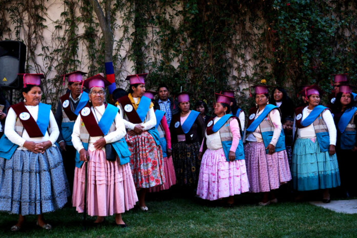 Mujeres aimaras, dedicadas a la recolección de residuos en las calles, participan en un acto de certificación como 'técnicos básicos en recolección de materiales reutilizables' en la Embajada de España en La Paz (Bolivia). EFE/ Luis Gandarillas
