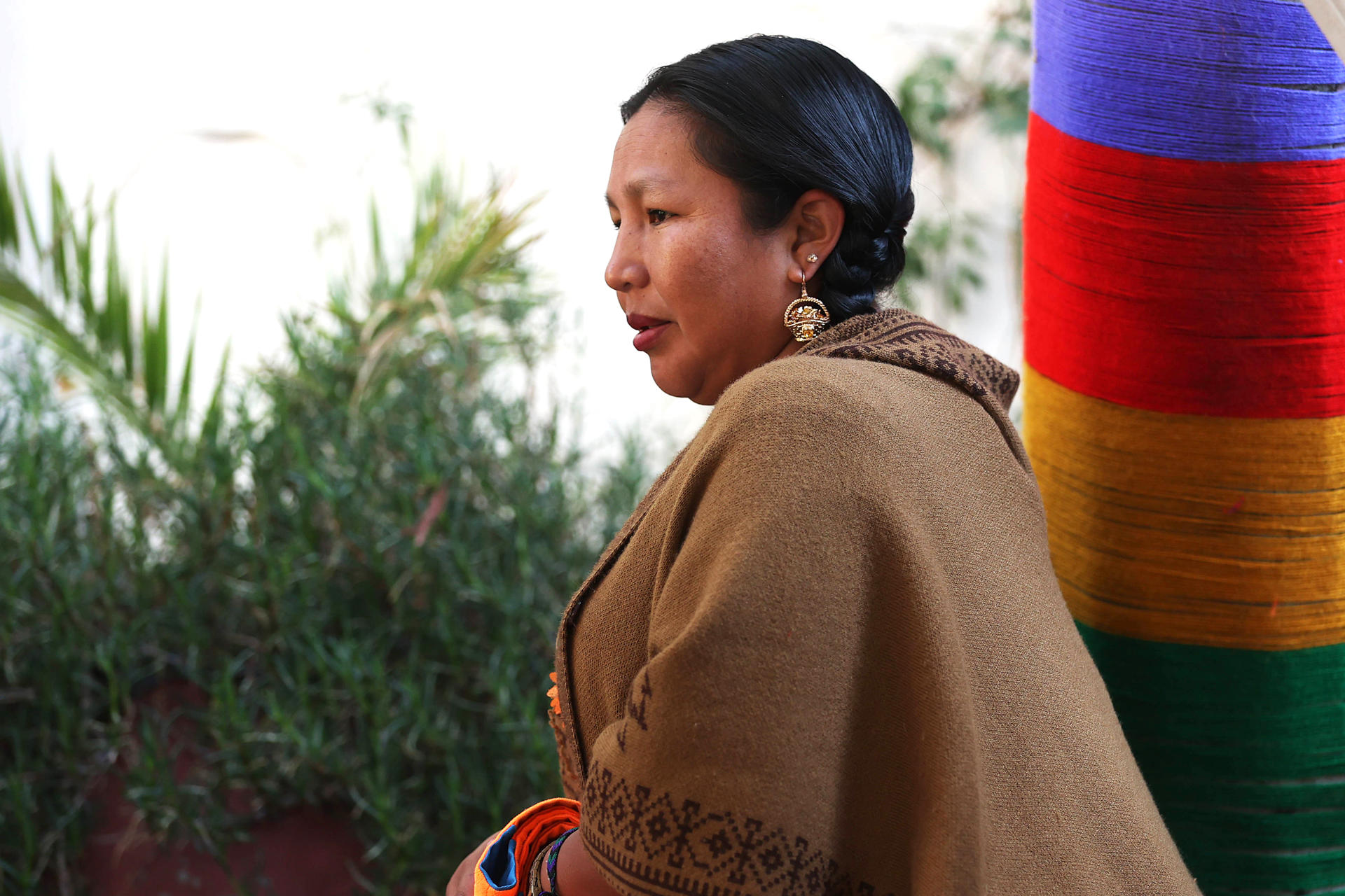 Una mujer aimara, dedicada a la recolección de residuos en las calles, posa durante un acto de certificación como 'técnicos básicos en recolección de materiales reutilizables' en la Embajada de España en La Paz (Bolivia). EFE/ Luis Gandarillas
