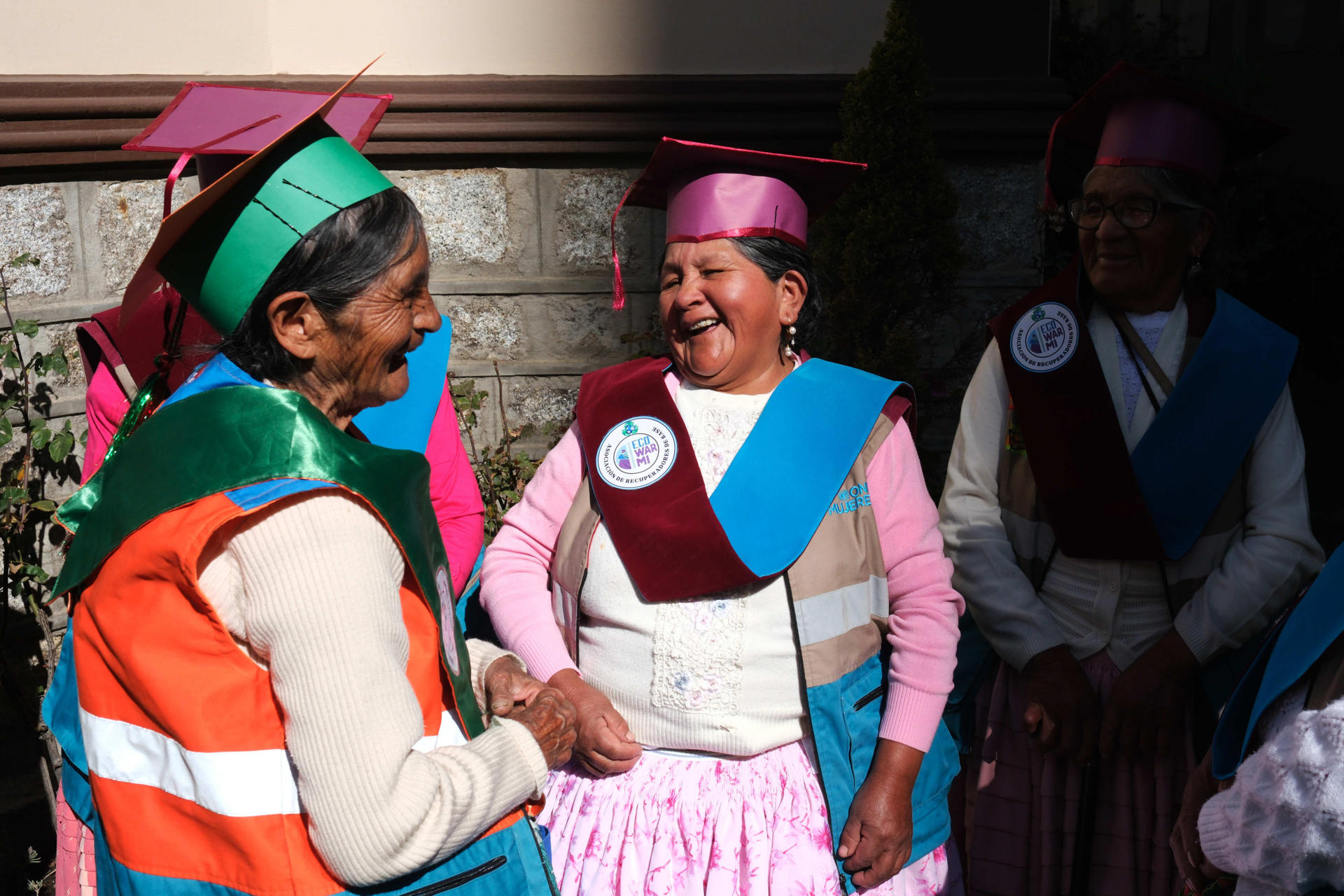 Mujeres aimaras, dedicadas a la recolección de residuos en las calles, participan en un acto de certificación como 'técnicos básicos en recolección de materiales reutilizables' en la Embajada de España en La Paz (Bolivia). EFE/ Luis Gandarillas