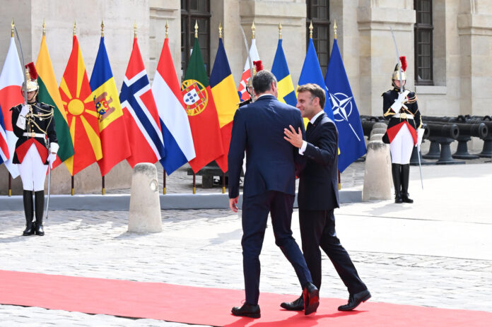 El presidente francés, Emmanuel Macron (i), saluda al presidente del Gobierno español, Pedro Sánchez (d), antes de participar en París en una reunión de la Coalición de Voluntarios para Ucrania. EFE/Moncloa/Borja Puig de la Bellacasa  -SÓLO USO EDITORIAL/SOLO USO PERMITIDO PARA ILUSTRAR LA NOTICIA QUE APARECE EN EL PIE DE FOTO (CRÉDITO OBLIGATORIO)-
