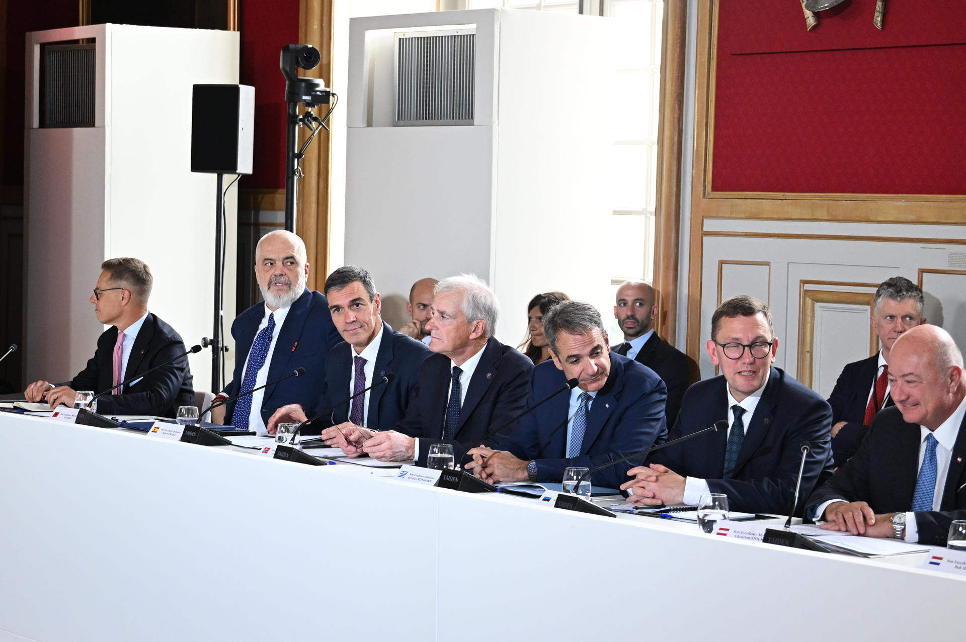 El presidente del Gobierno español, Pedro Sánchez (3i), durante su participación en París en una reunión de la Coalición de Voluntarios para Ucrania. EFE/Moncloa/Borja Puig de la Bellacasa  -SÓLO USO EDITORIAL/SOLO USO PERMITIDO PARA ILUSTRAR LA NOTICIA QUE APARECE EN EL PIE DE FOTO (CRÉDITO OBLIGATORIO)-
