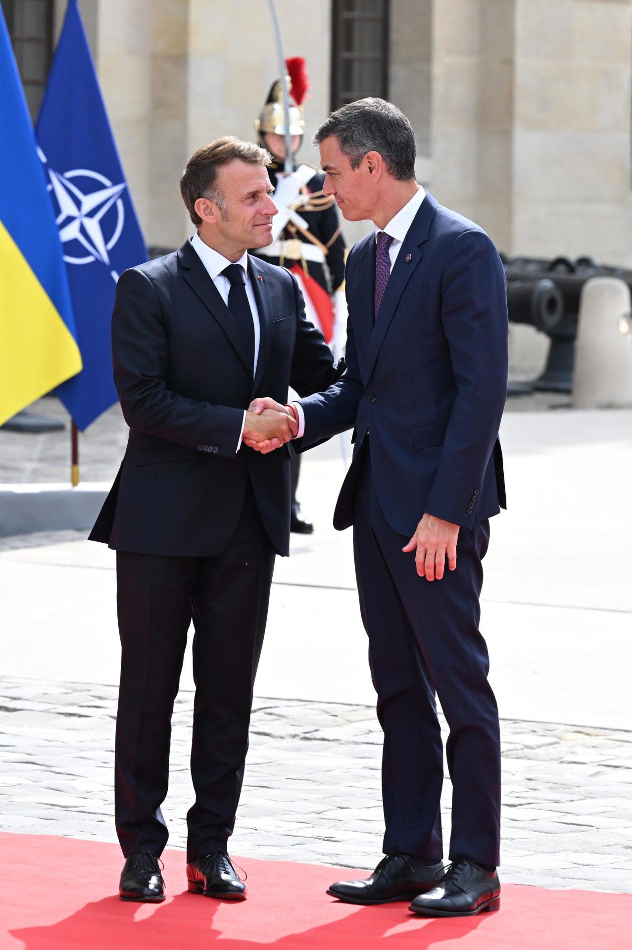 El presidente francés, Emmanuel Macron (i), saluda al presidente del Gobierno español, Pedro Sánchez (d), antes de participar en París en una reunión de la Coalición de Voluntarios para Ucrania. EFE/Moncloa/Borja Puig de la Bellacasa  -SÓLO USO EDITORIAL/SOLO USO PERMITIDO PARA ILUSTRAR LA NOTICIA QUE APARECE EN EL PIE DE FOTO (CRÉDITO OBLIGATORIO)-
