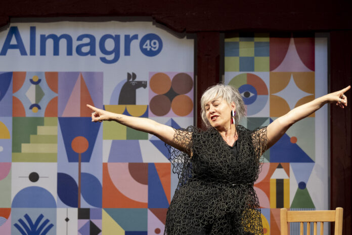 El Festival Internacional de Teatro Clásico de Almagro ha rendido un emotivo homenaje a la escenógrafa y diseñadora de vestuario Elisa Sanz, acompañada de su familia, amigos y colegas de profesión, este lunes en el Corral de Comedias de Almagro (Ciudad Real). EFE/Jesús Monroy
