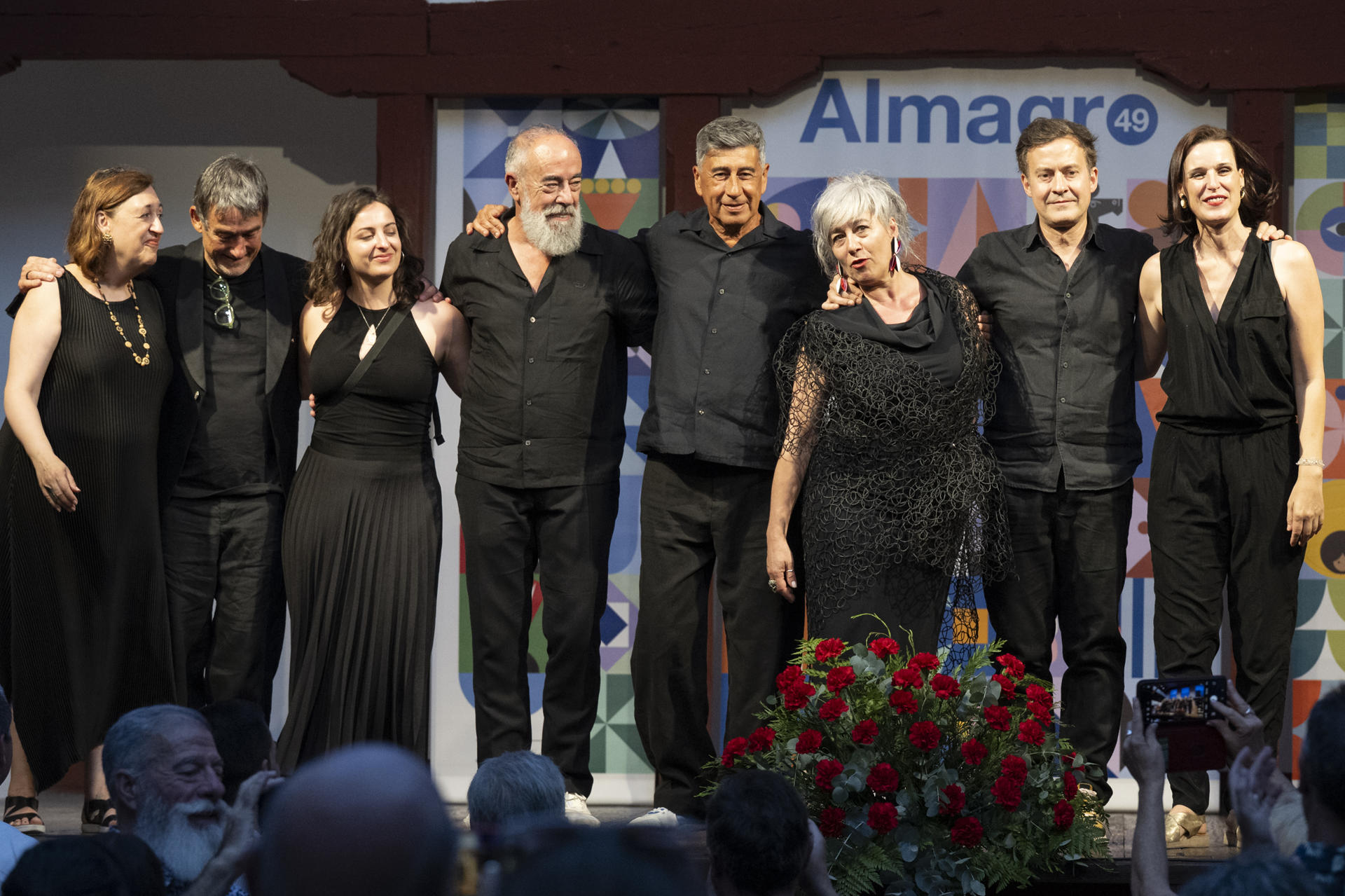 El Festival Internacional de Teatro Clásico de Almagro ha rendido un emotivo homenaje a la escenógrafa y diseñadora de vestuario Elisa Sanz (3i), acompañada de su familia, amigos y colegas de profesión, además de la directora del Festival, Irene Pardo (d), este lunes en el Corral de Comedias de Almagro (Ciudad Real). EFE/Jesús Monroy