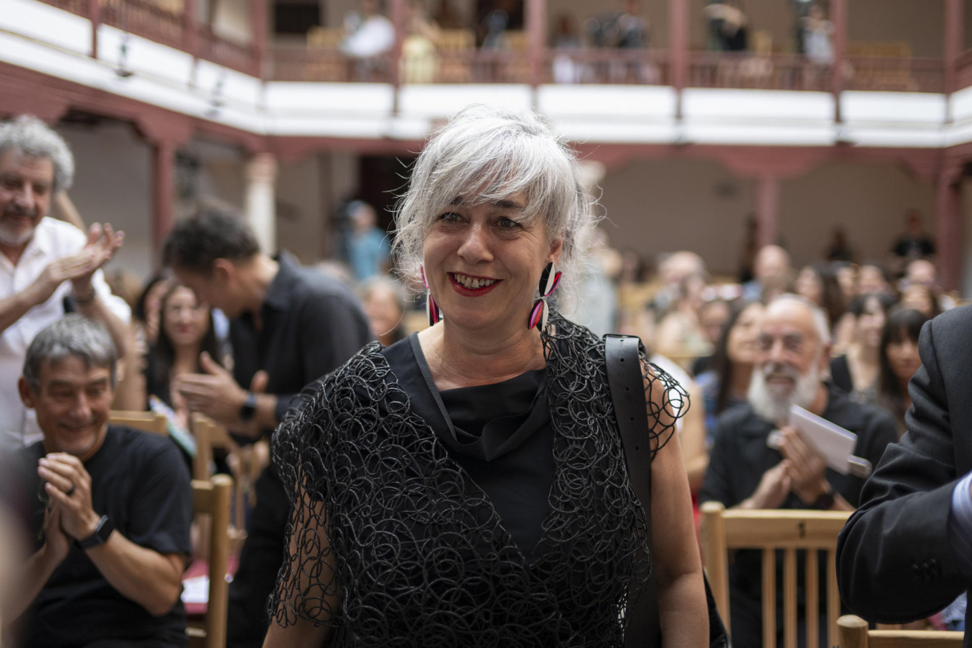 El Festival Internacional de Teatro Clásico de Almagro ha rendido un emotivo homenaje a la escenógrafa y diseñadora de vestuario Elisa Sanz, acompañada de su familia, amigos y colegas de profesión, este lunes en el Corral de Comedias de Almagro (Ciudad Real). EFE/Jesús Monroy