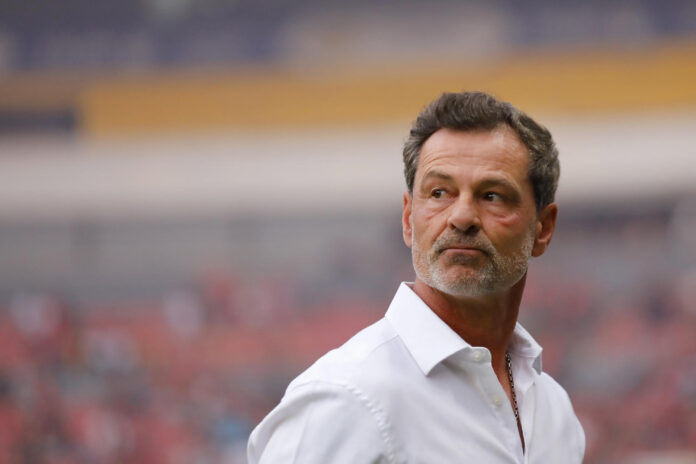 Diego Cocca entrenador de Atlas reacciona previo a un partido en el Estadio Jalisco, en Guadalajara (México). Fotografía de archivo. EFE/ Francisco Guasco
