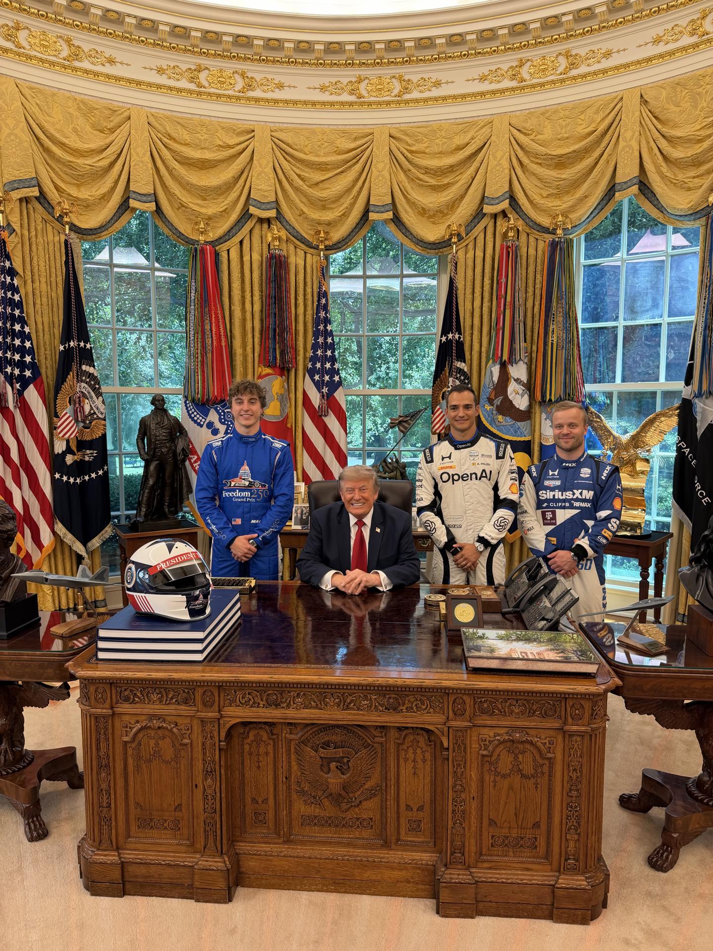 Fotografía cedida por la asistente especial y asesora de comunicaciones del presidente, Margo Martin, donde aparecen los pilotos de IndyCar, el estadounidense David Malukas (i), el español Álex Palou (2d), y el sueco Felix Rosenqvist (d), posando junto al presidente de los Estados Unidos, Donald Trump, al inicio del evento promocional de la carrera Freedom 250 este lunes, en la Casa Blanca en Washington (Estados Unidos). EFE/ @margomartin47 /SOLO USO EDITORIAL NO VENTAS /SOLO DISPONIBLE PARA ILUSTRAR LA NOTICIA QUE ACOMPAÑA (CRÉDITO OBLIGATORIO)