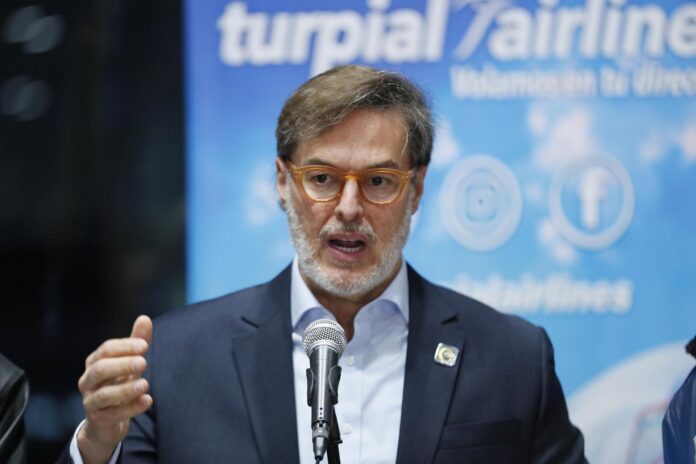 Fotografía de archivo del 10 abril de 2022 que muestra al entonces embajador de Venezuela en Colombia, Félix Plasencia, hablando durante una rueda de prensa en el Aeropuerto Internacional El Dorado, en Bogotá (Colombia).
