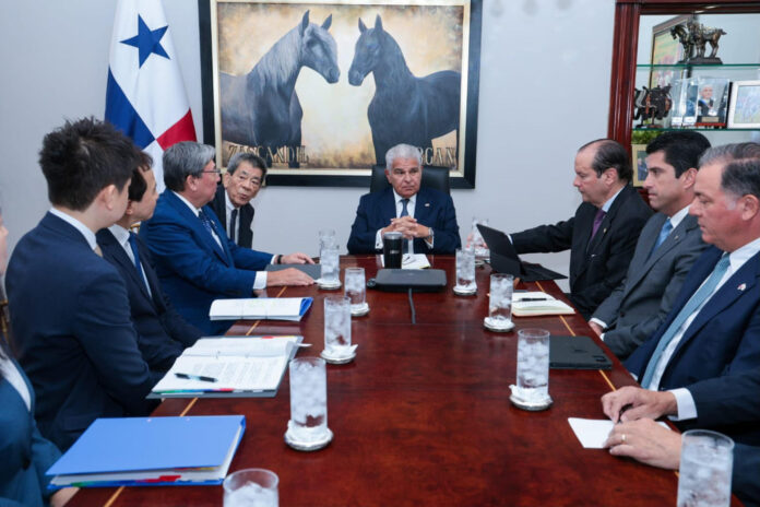 Fotografía cedida por la Presidencia de Panamá que muestra a su mandatario, José Raúl Mulino (c), durante una reunión con integrantes de la Asociación de Navieros de Japón para abordar una mayor cooperación marítima y presentar los principales proyectos de expansión del Canal interoceánico. EFE/ Presidencia de Panamá
