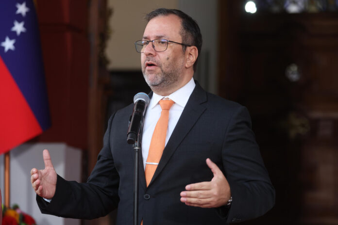 Fotografía de archivo del 13 de marzo de 2026 que muestra al entonces ministro de Relaciones Exteriores de Venezuela, Yván Gil, hablando durante una reunión en el Palacio de Miraflores, en Caracas (Venezuela).
