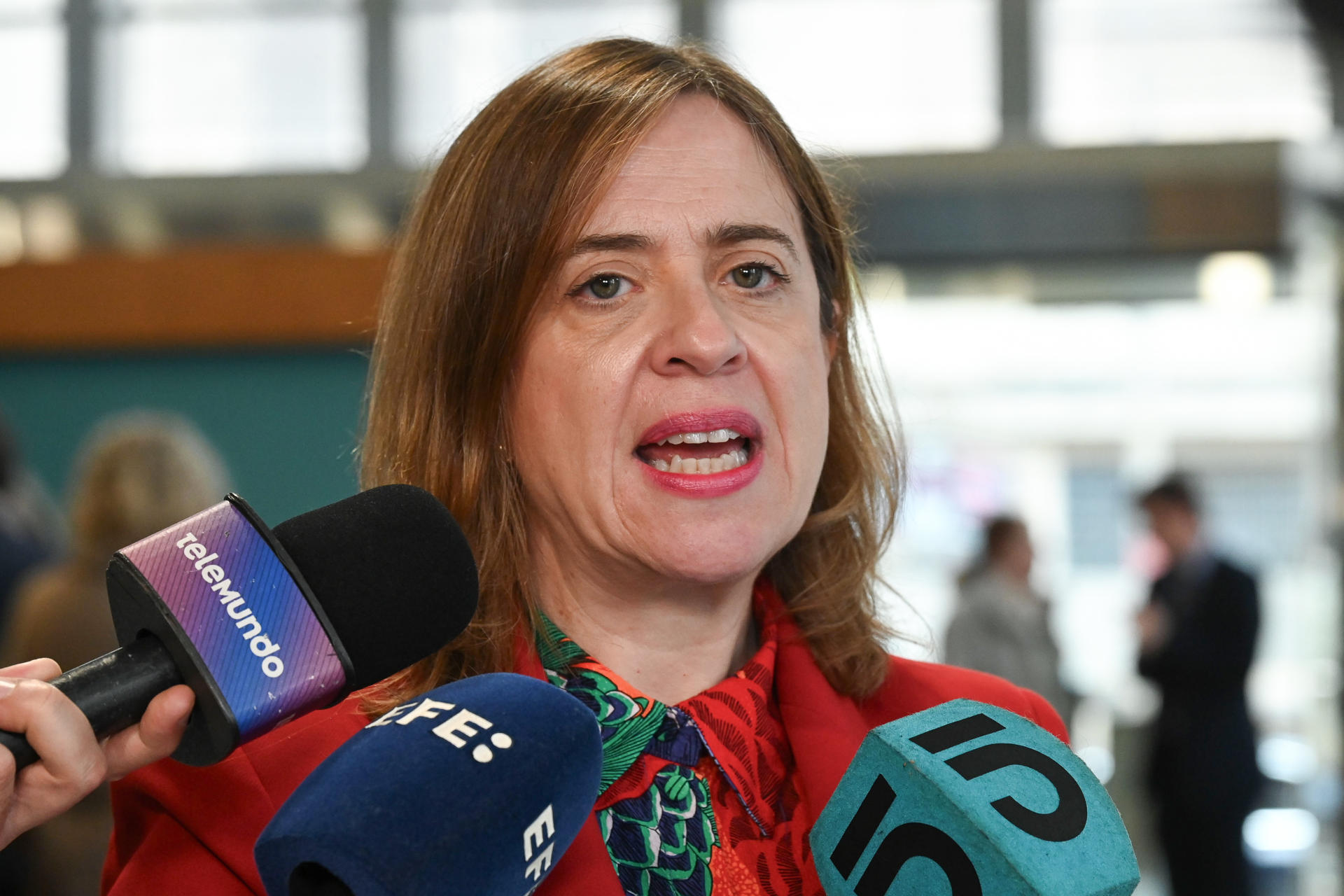 La secretaria de Estado de Comercio de España, Amparo López, habla con periodistas este lunes, durante una visita a la Universidad Católica en Montevideo (Uruguay). EFE/ Federico Gutiérrez
