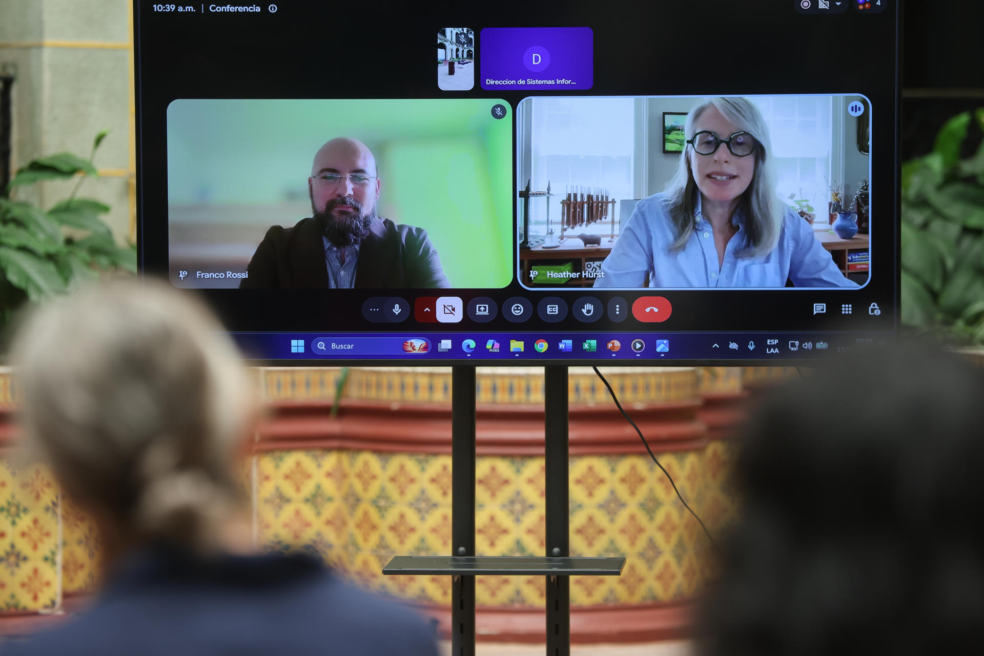El epigrafista Franco Rossi (i) y la coordinadora del proyecto San Bartolo-Xultún, Heather Hurst, fueron captados este 13 de julio al participar en una videoconferencia sobre la presentación de hallazgos arqueológicos mayas, en el Palacio Nacional de la Cultura, en Ciudad de Guatemala (Guatemala). EFE/Mariano Macz
