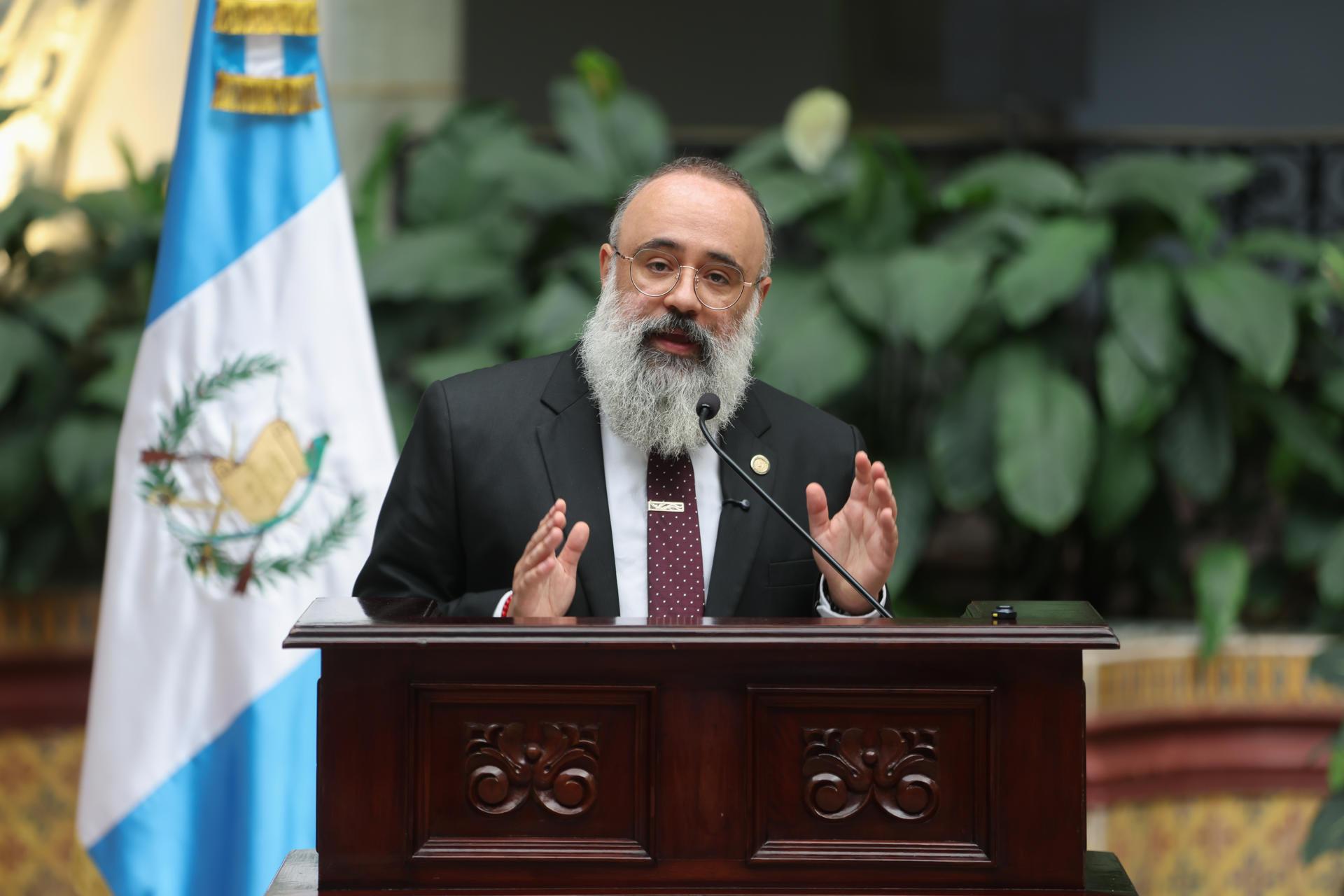 El ministro de cultura de Guatemala, Luis Méndez Salinas, fue captado este 13 de julio, durante una rueda de prensa acerca de recientes hallazgos arqueológicos mayas, en el Palacio Nacional de la Cultura, en Ciudad de Guatemala (Guatemala). EFE/Mariano Macz
