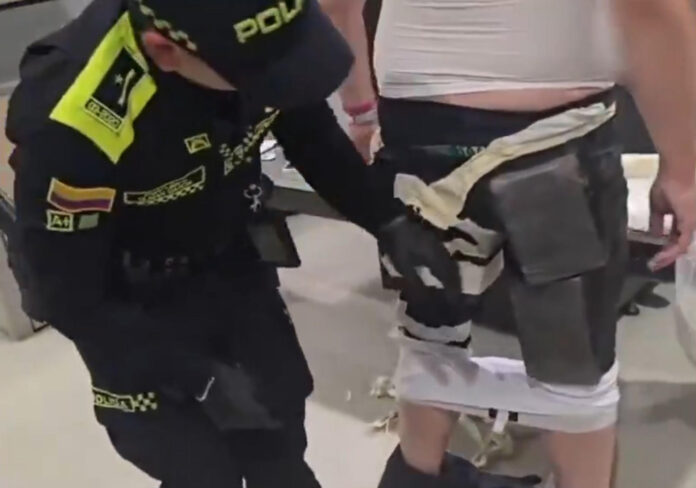 Captura de un video difundido por la Policía Nacional de Colombia que muestra a un ciudadano extranjero que intentaba salir del país con destino a España con 10 kilos de cocaína camuflada en su cuerpo en el aeropuerto El Dorado en Bogotá (Colombia). EFE/ Policía Nacional de Colombia
