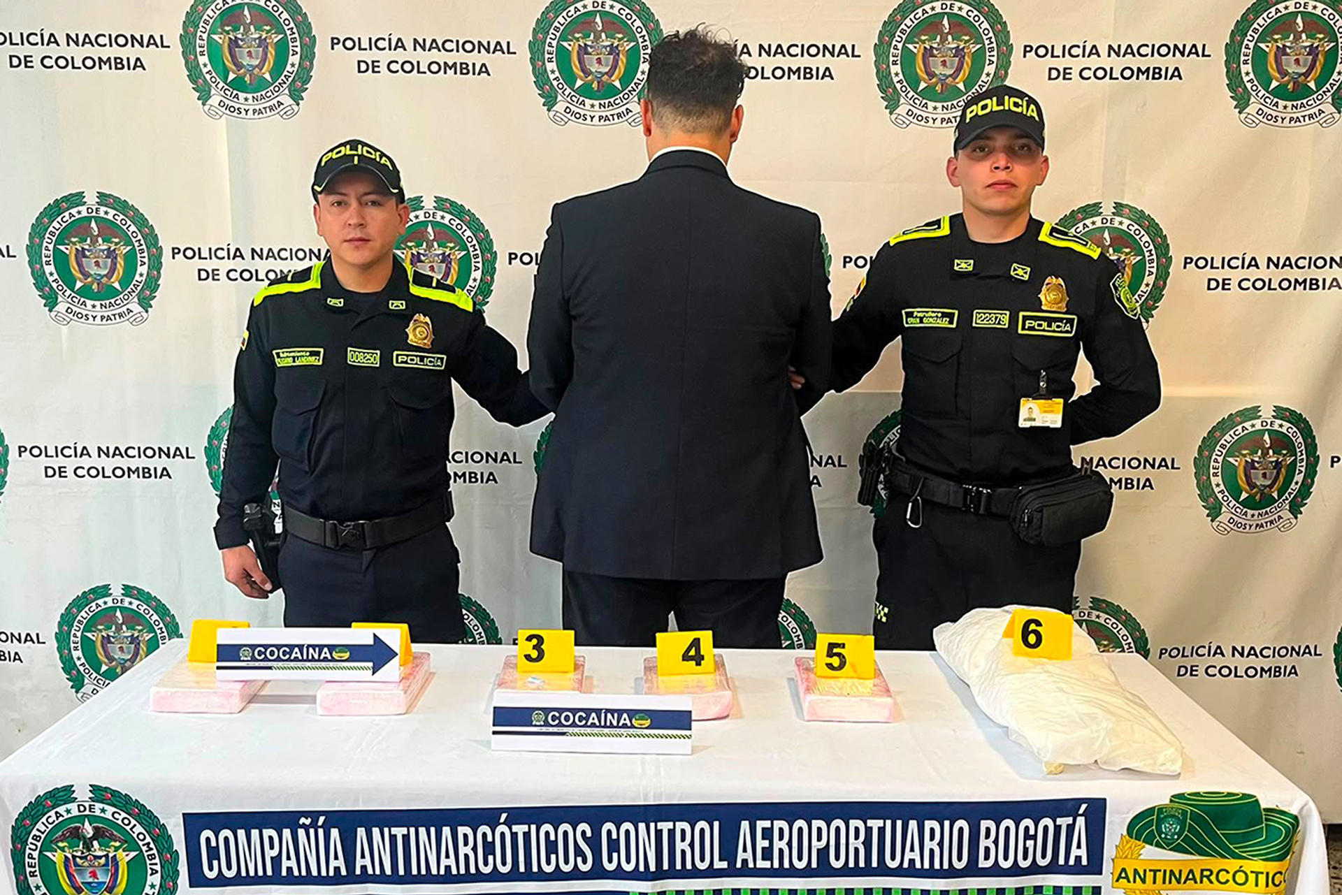 Captura de un video difundido por la Policía Nacional de Colombia que muestra a un ciudadano extranjero que intentaba salir del país con destino a España con 10 kilos de cocaína camuflada en su cuerpo en el aeropuerto El Dorado en Bogotá (Colombia). EFE/ Policía Nacional de Colombia