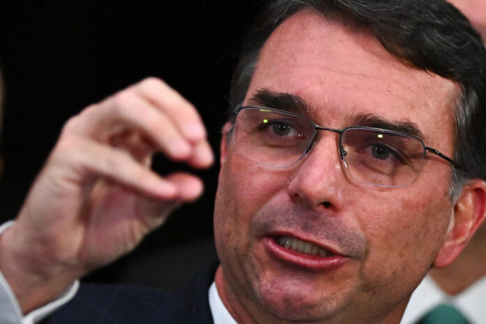 Fotografía de archivo en la que se captó al senador y candidato presidencial brasileño Flávio Bolsonaro, hijo de expresidente Jair Bolsonaro, durante una rueda de prensa, en Brasilia (Brasil). EFE/Andre Borges
