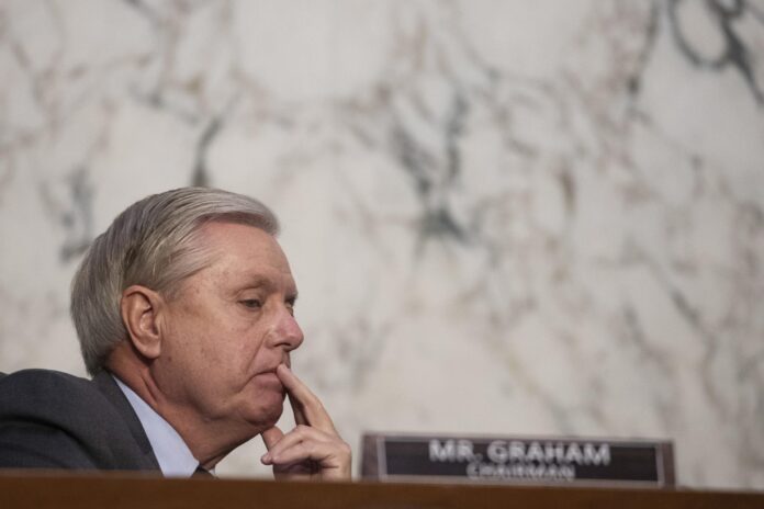Fotografía de archivo en la que se captó al desaparecido senador republicano Lindsay Graham, durante una sesión parlamentaria, en Washington DC (EE.UU.). EFE/Alex Edelman/Pool
