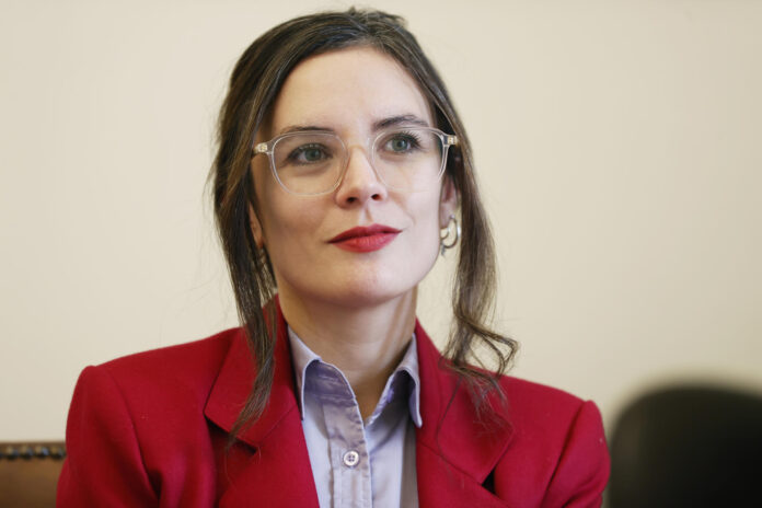 Fotografía de archivo en la que se captó a la exministra secretaria general del Gobierno de Chile Camila Vallejo, durante una entrevista con EFE, en Santiago de Chile. EFE/Elvis González
