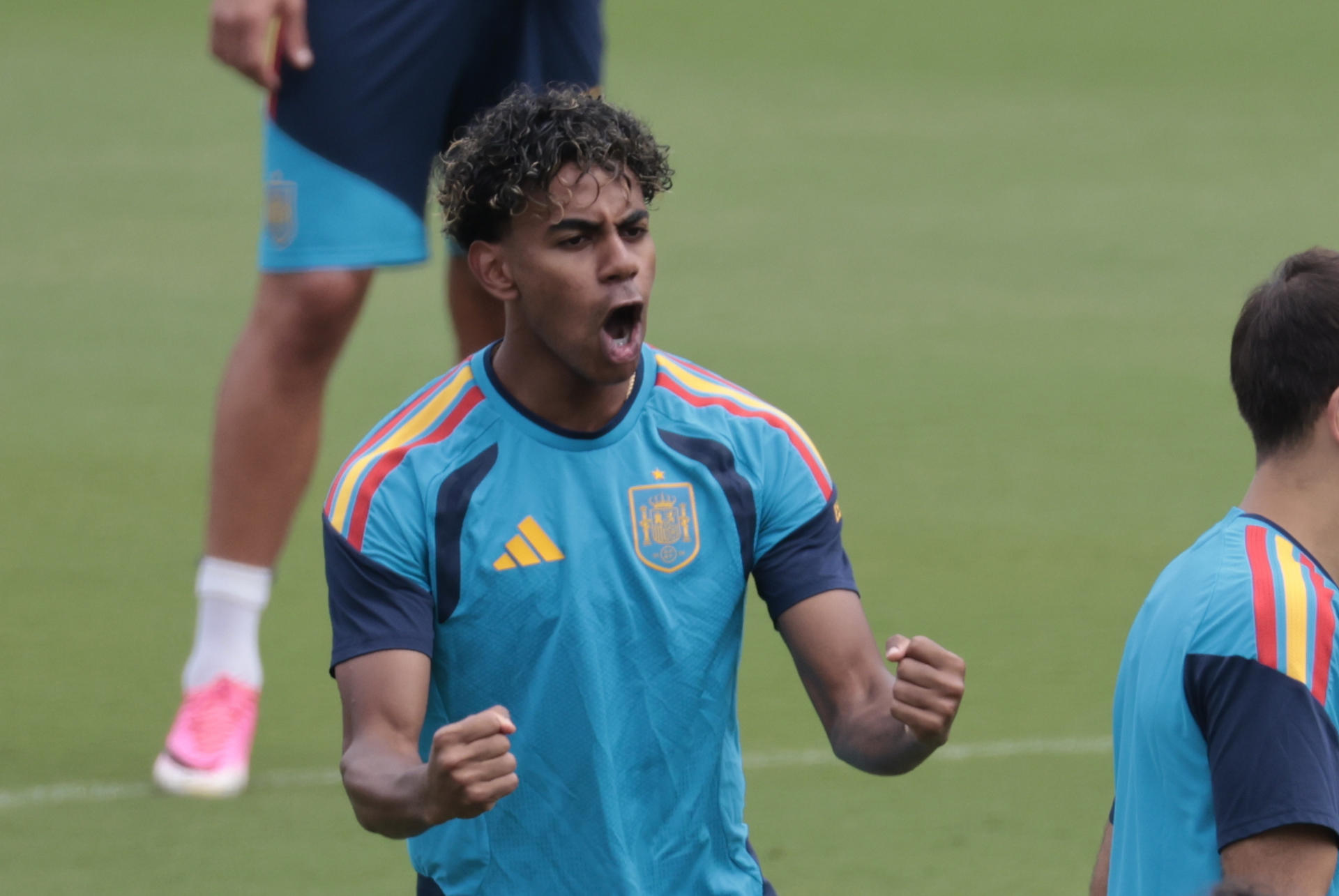 El jugador de la selección española Lamine Yamal durante el entrenamiento en el Estadio Cotton Bowl en Dallas, en la víspera de la semifinal del Mundial de Fútbol ante Francia. EFE/Lavandeira jr
