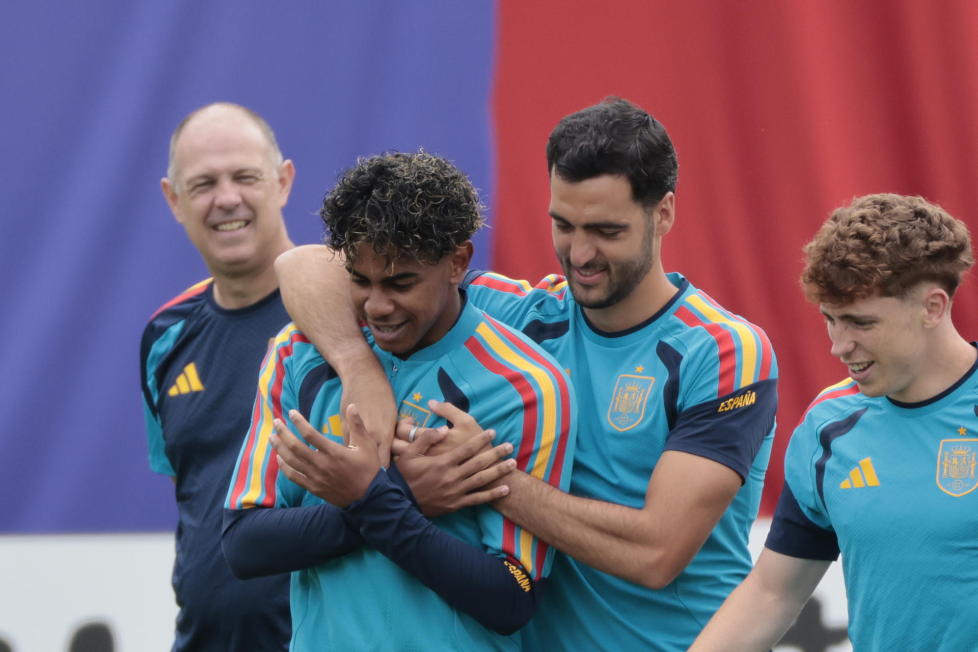 Los jugadores de la selección española Lamine Yamal (i), Mikel Merino (c) y Víctor Muñoz, durante el entrenamiento en Dallas, en la víspera de la semifinal del Mundial de Fútbol ante Francia. EFE/Lavandeira jr
