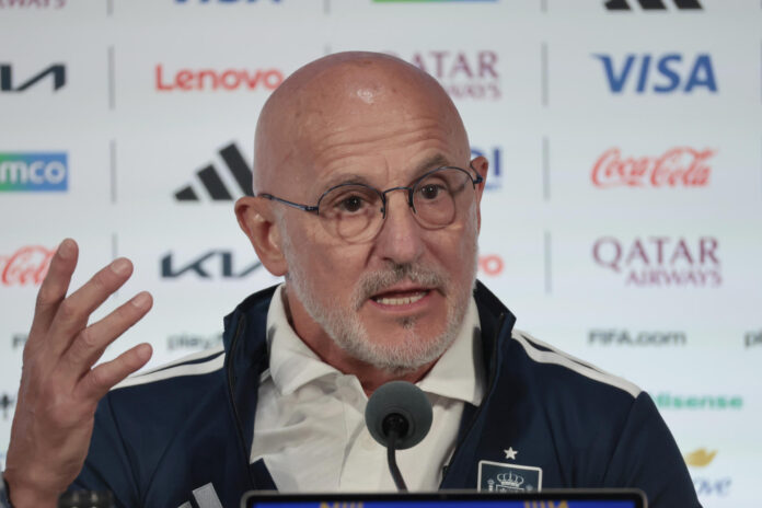 El seleccionador de España, Luis de la Fuente, habla en una rueda de prensa previa al partido de semifinales del Mundial 2026 entre Francia y España en Dallas (EE.UU.). EFE/ Lavandeira Jr
