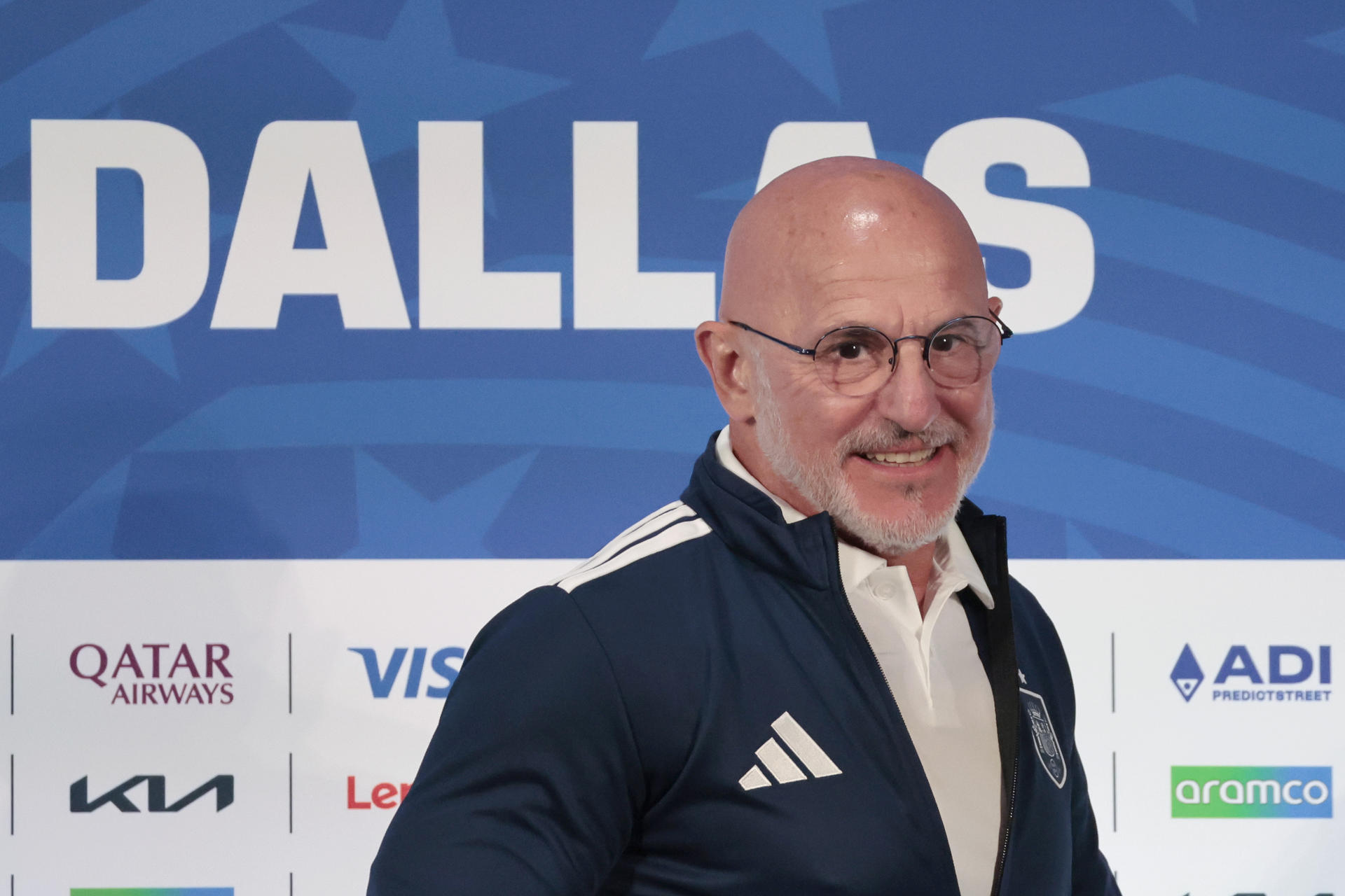 El seleccionador de España, Luis de la Fuente, sonríe en una rueda de prensa previa al partido de semifinales del Mundial 2026 entre Francia y España en Dallas (EE.UU.). EFE/ Lavandeira Jr