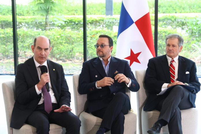 El ministro de Economía y Finanzas de Panamá, Felipe Chapman (i), habla junto al ministro de Comercio e Industria, Julia Moltó (c), y de Ambiente, Juan Carlos Navarro. Un equipo ministerial analiza una auditoría integral de la mina de cobre Cobre Panamá, cerrada desde 2023 por orden judicial y valorada en 10.000 millones de dólares. EFE/ Carlos Lemos
