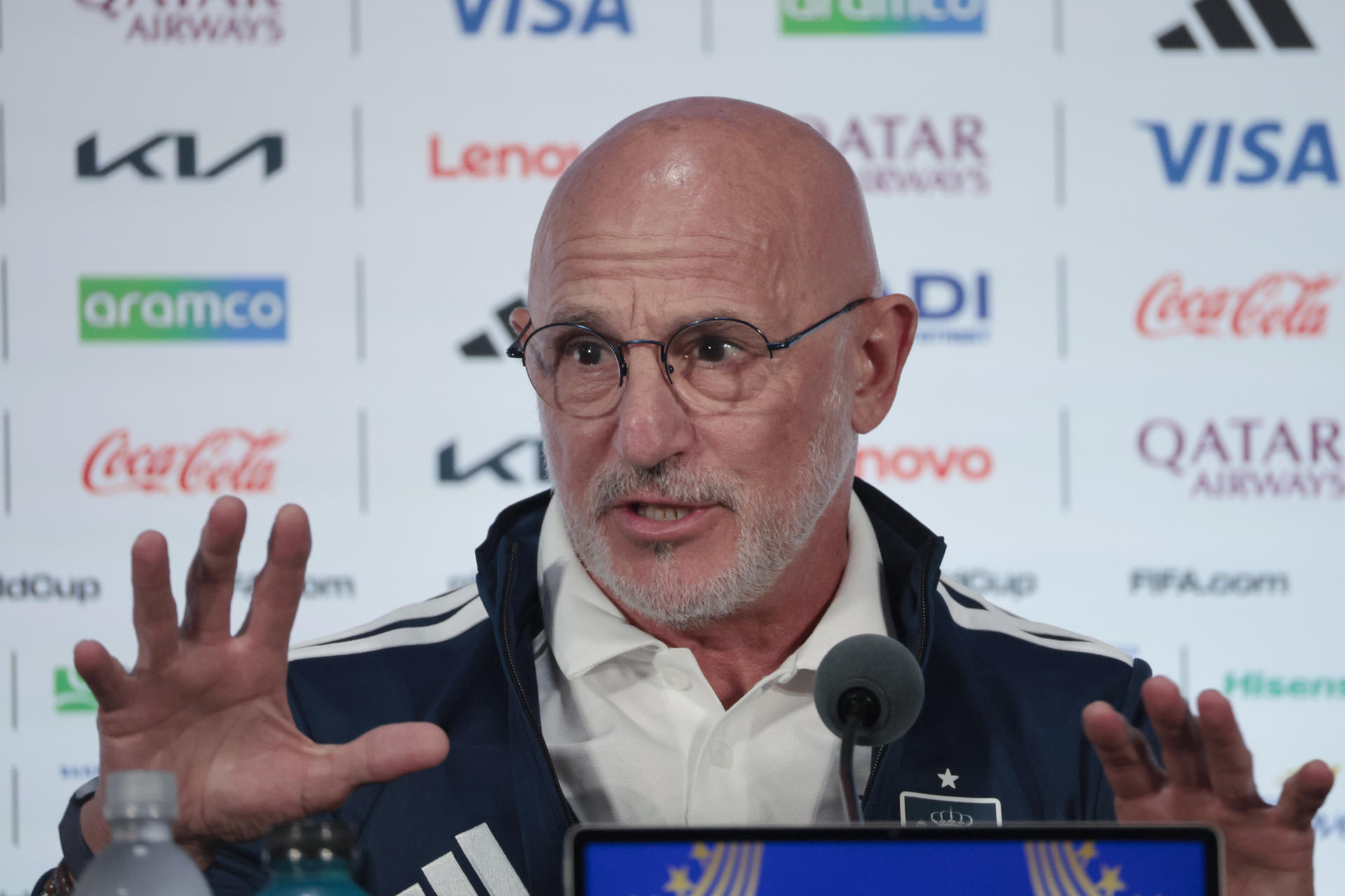 El seleccionador de España, Luis de la Fuente, habla en una rueda de prensa previa al partido de semifinales del Mundial 2026 entre Francia y España en Dallas (EE.UU.). EFE/ Lavandeira Jr