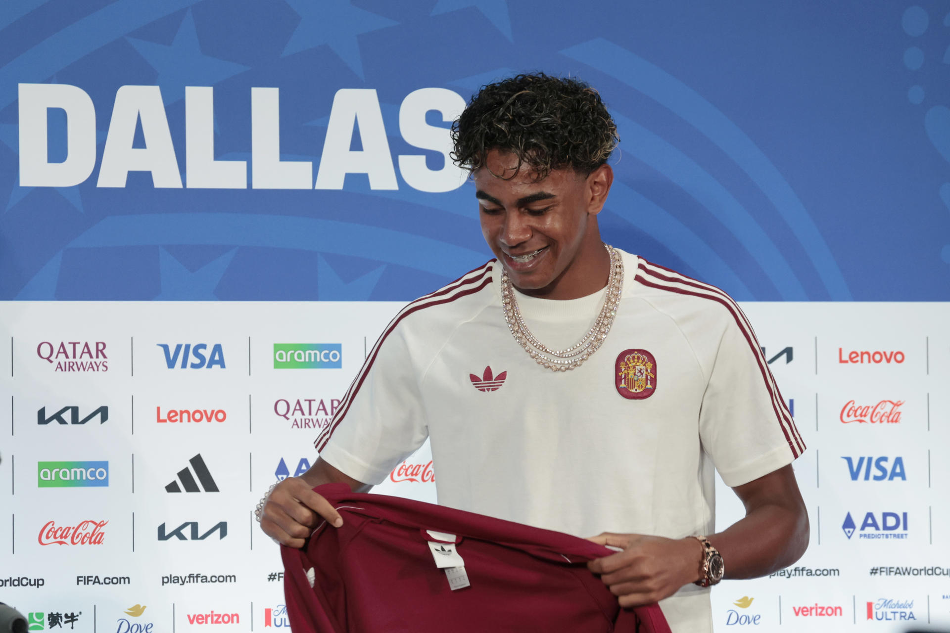 Lamine Yamal, a su llegada a la rueda de prensa de España, previa a las semifinales del Mundial 2026 ante Francia en Dallas (EE.UU.). EFE/Lavandeira Jr