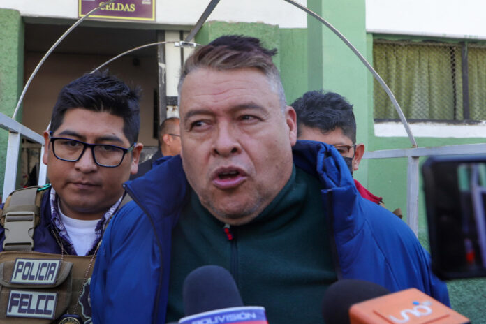 Fotografía de archivo, tomada el 28 de junio de 2024, en la que captó excomandante del Ejército de Bolivia Juan José Zuñiga (c), al atender a la prensa, durante su traslado a una cárcel en Cochabamba, en La Paz (Bolivia). EFE/STR
